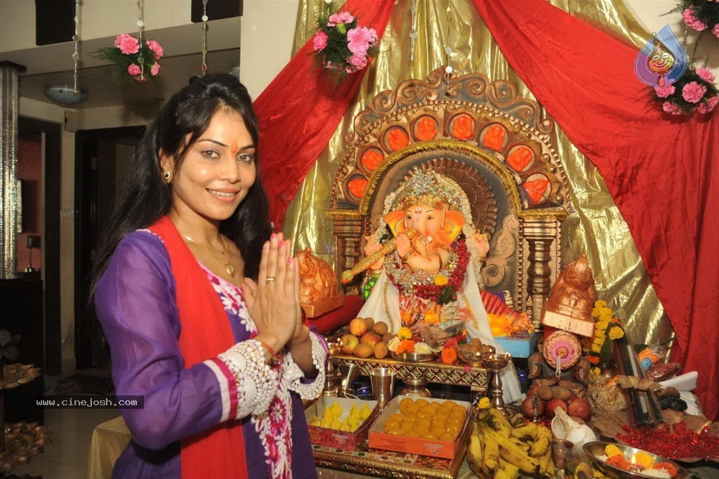 Bolly Celebs Celebrates Ganesh Festival - 40 / 57 photos