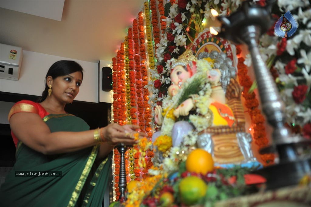 Bolly Celebs Celebrates Ganesh Festival - 45 / 57 photos