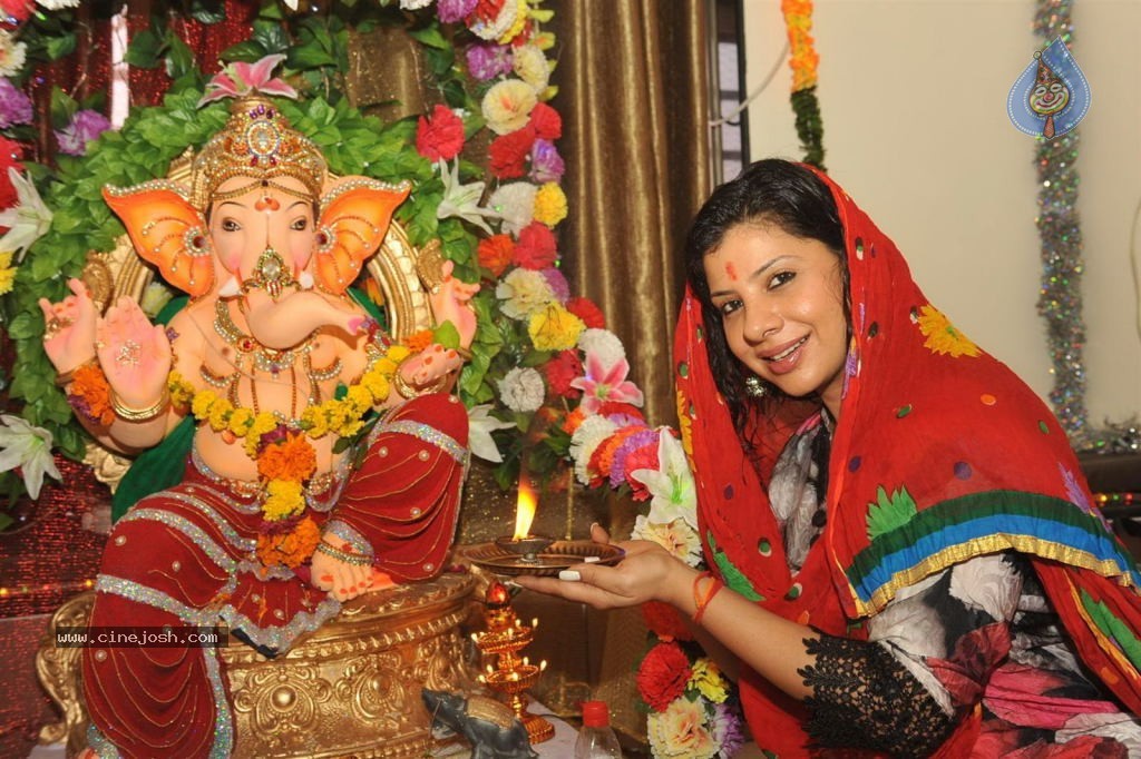 Bolly Celebs Celebrates Ganesh Festival - 50 / 57 photos