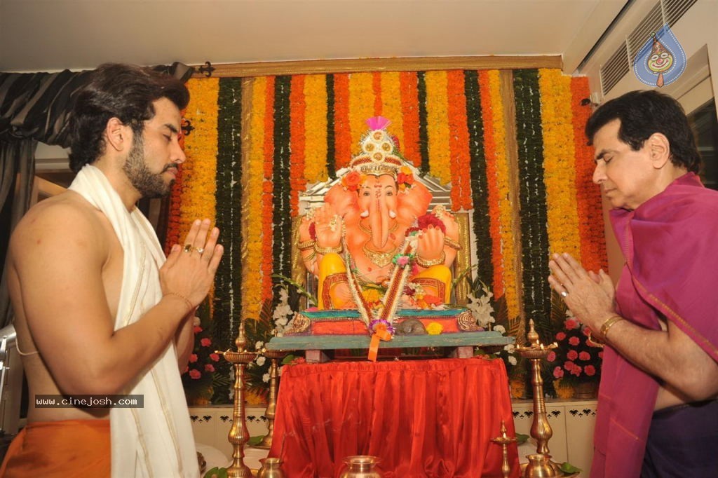 Bolly Celebs Celebrates Ganesh Festival - 54 / 57 photos