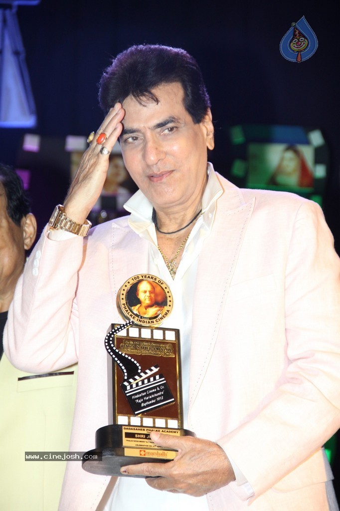 Bolly Celebs at Dadasaheb Phalke Academy Awards 2014 - 43 / 91 photos