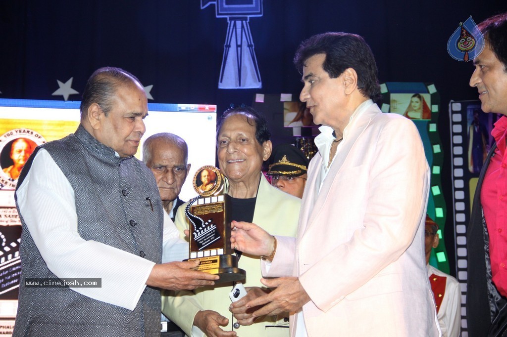 Bolly Celebs at Dadasaheb Phalke Academy Awards 2014 - 45 / 91 photos