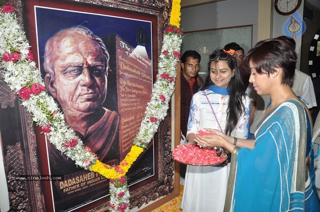 Bolly Celebs at Dadasaheb Phalke Academy Awards 2014 - 47 / 91 photos