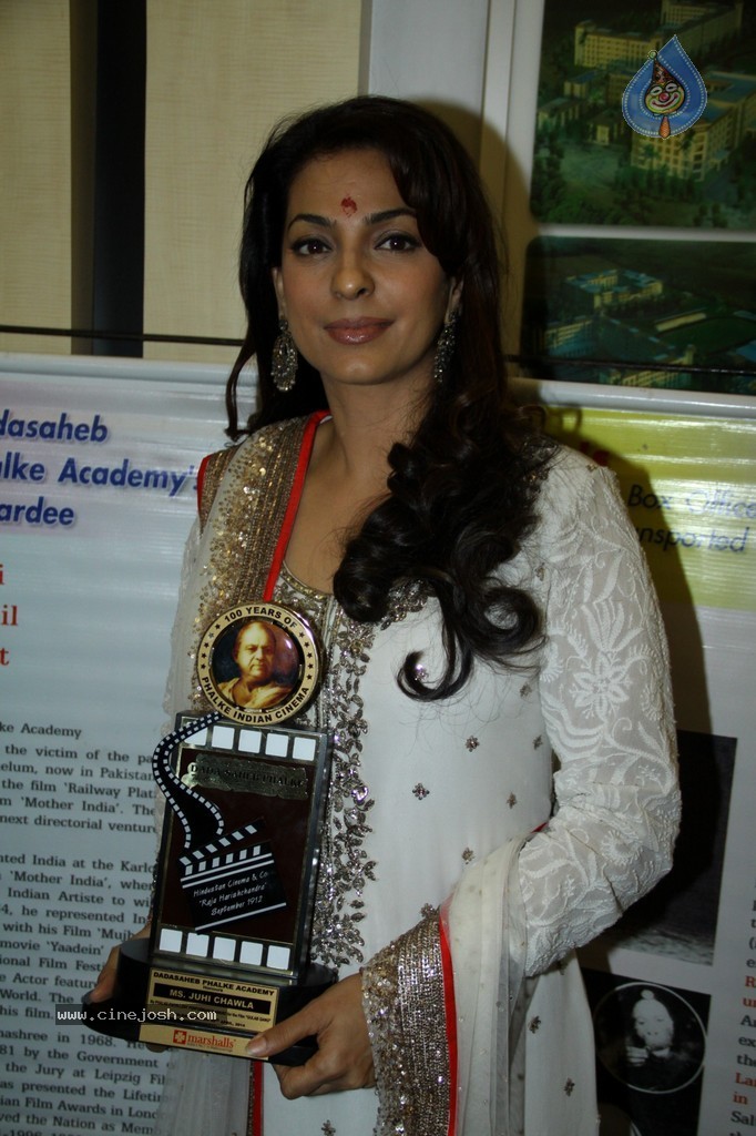 Bolly Celebs at Dadasaheb Phalke Academy Awards 2014 - 48 / 91 photos