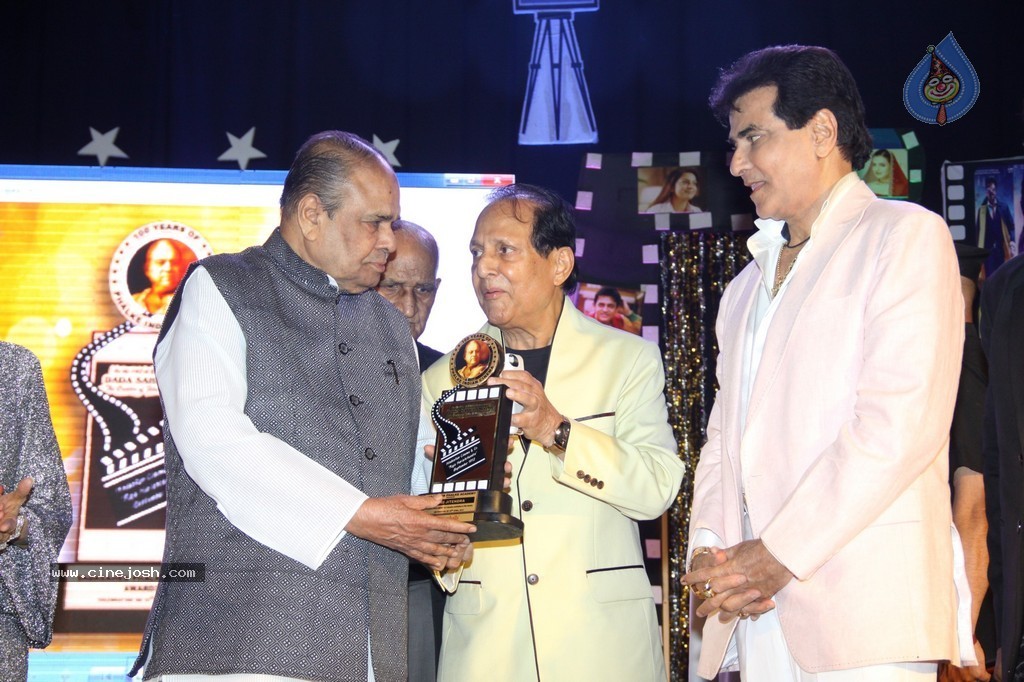 Bolly Celebs at Dadasaheb Phalke Academy Awards 2014 - 51 / 91 photos
