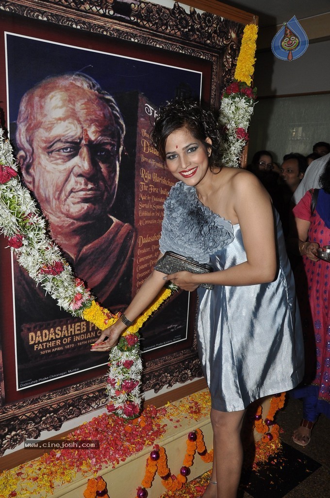 Bolly Celebs at Dadasaheb Phalke Academy Awards 2014 - 64 / 91 photos