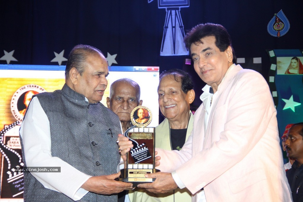 Bolly Celebs at Dadasaheb Phalke Academy Awards 2014 - 74 / 91 photos