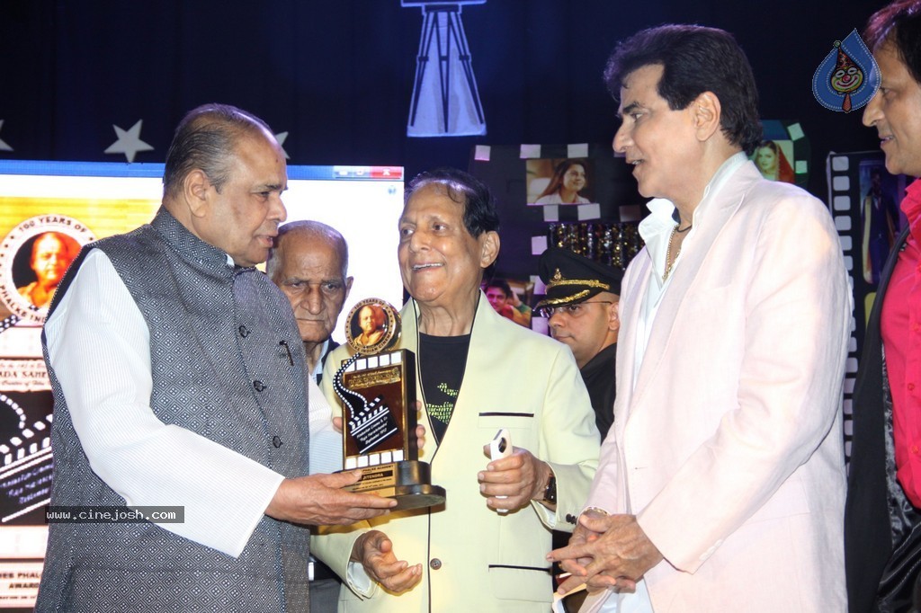 Bolly Celebs at Dadasaheb Phalke Academy Awards 2014 - 85 / 91 photos