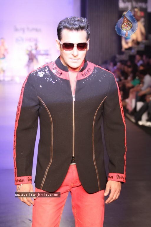 Bolly Celebs Human Fashion Show at HDIL India Couture Week - 25 / 104 photos