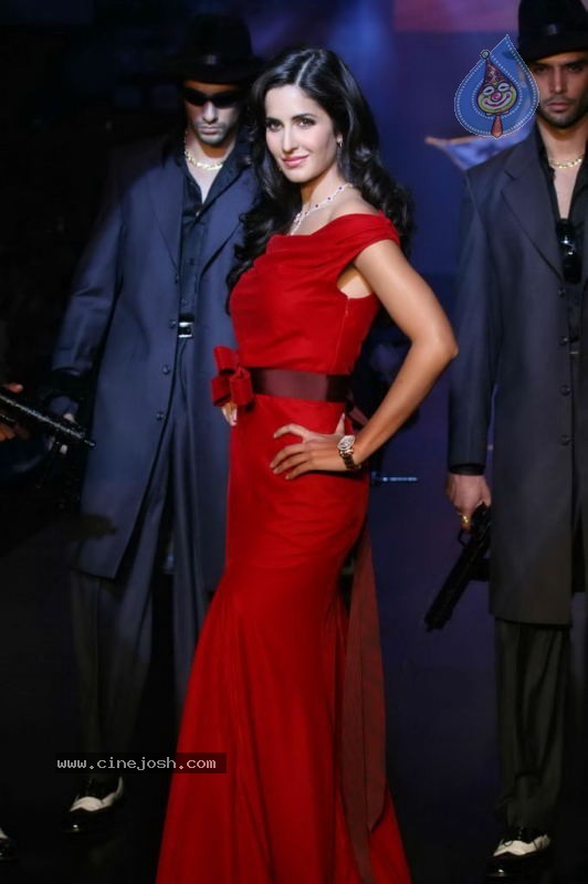 Bolly Celebs Human Fashion Show at HDIL India Couture Week - 29 / 104 photos