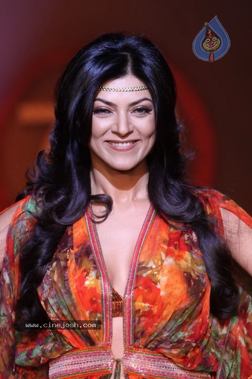 Bolly Celebs Human Fashion Show at HDIL India Couture Week - 30 / 104 photos