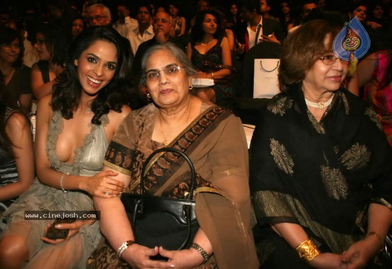 Bolly Celebs Human Fashion Show at HDIL India Couture Week - 34 / 104 photos