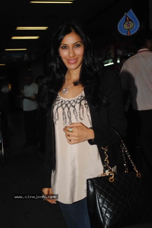 Bolly Celebs Leave for IIFA Awards Event - 28 / 93 photos