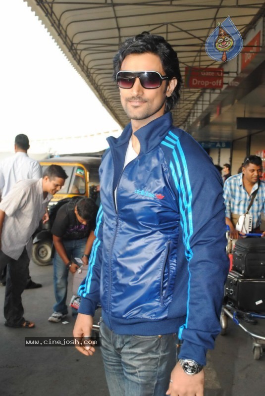 Bolly Celebs Leave for IIFA Awards Event - 31 / 93 photos