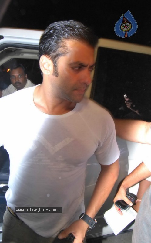Bolly Celebs Leave for IIFA Awards Event - 45 / 93 photos