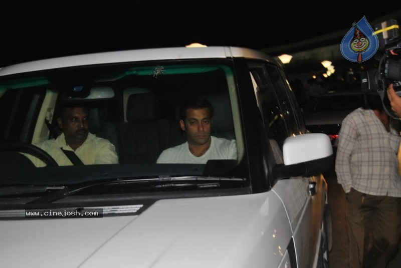 Bolly Celebs Leave for IIFA Awards Event - 76 / 93 photos