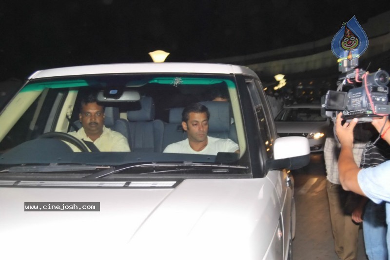 Bolly Celebs Leave for IIFA Awards Event - 91 / 93 photos