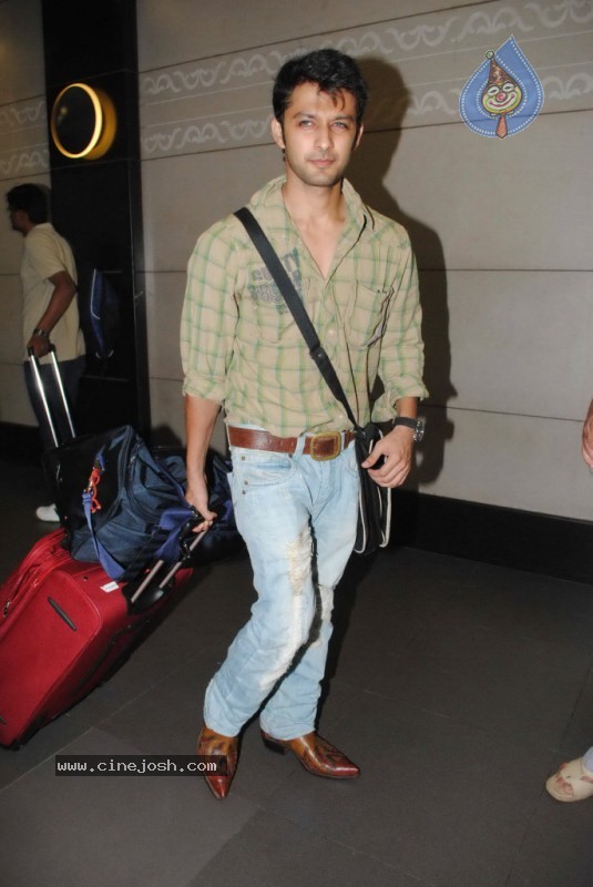 Bolly Celebs Leave for IIFA Awards Event - 92 / 93 photos