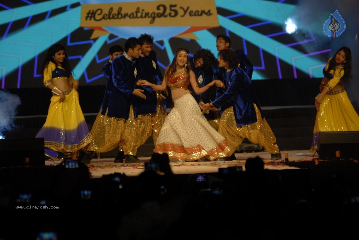 Bolly Celebs Perform at New Year Eve 2015 Celebrations - 2 / 107 photos