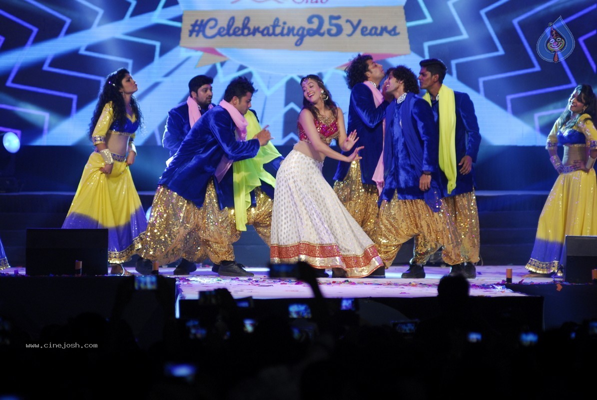 Bolly Celebs Perform at New Year Eve 2015 Celebrations - 13 / 107 photos