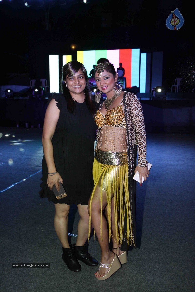 Bolly Celebs Perform at New Year Eve 2015 Celebrations - 68 / 107 photos
