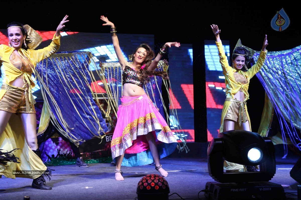 Bolly Celebs Perform at New Year Eve 2015 Celebrations - 77 / 107 photos