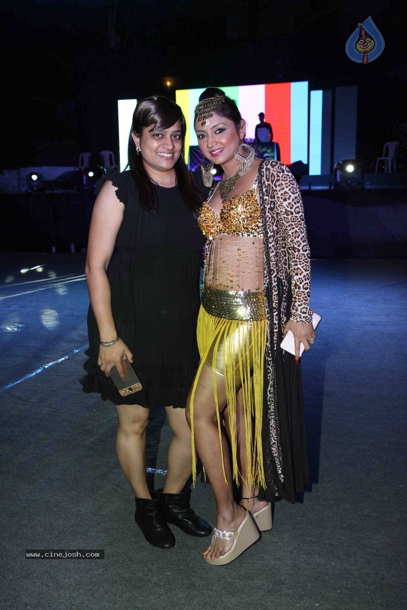 Bolly Celebs Perform at New Year Eve 2015 Celebrations - 78 / 107 photos