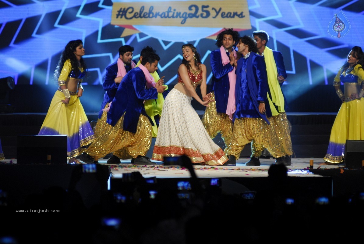 Bolly Celebs Perform at New Year Eve 2015 Celebrations - 96 / 107 photos