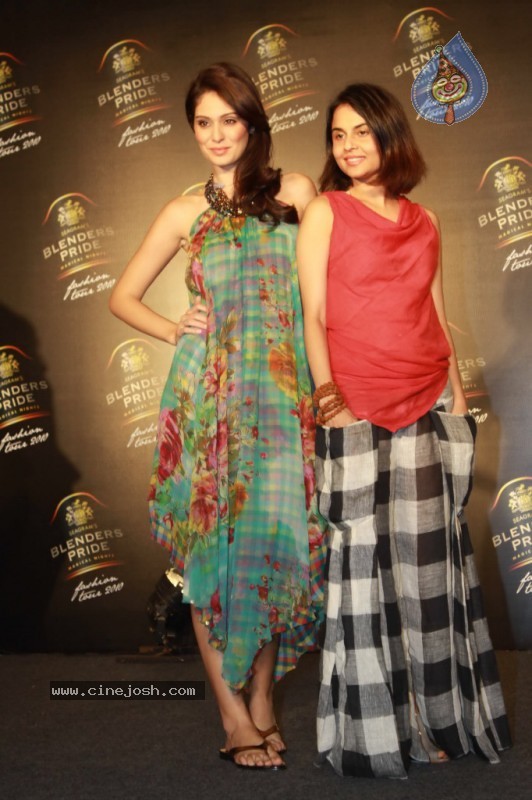 Bolly Celebs Ramp Walk at Blenders Pride Fashion Week - 40 / 42 photos