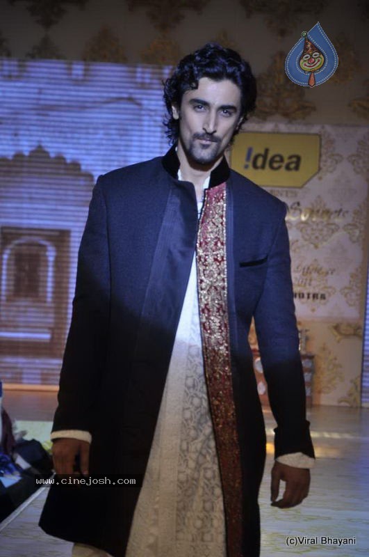 Bolly Celebs Ramp Walk at Mijwan Show - 4 / 138 photos