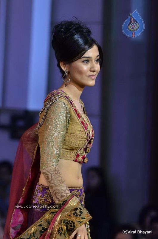 Bolly Celebs Ramp Walk at Mijwan Show - 21 / 138 photos
