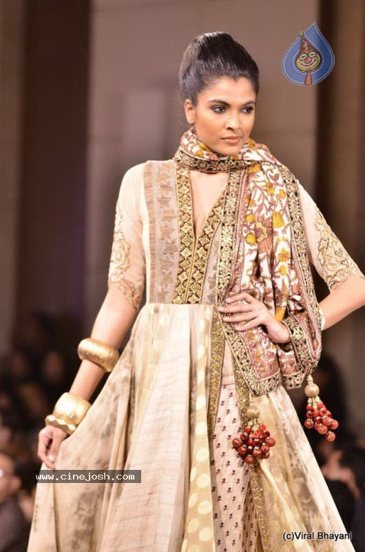Bolly Celebs Ramp Walk at Mijwan Show - 24 / 138 photos