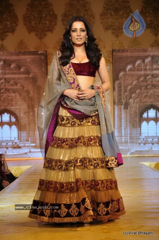 Bolly Celebs Ramp Walk at Mijwan Show - 34 / 138 photos