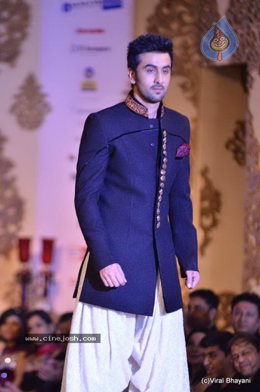 Bolly Celebs Ramp Walk at Mijwan Show - 36 / 138 photos