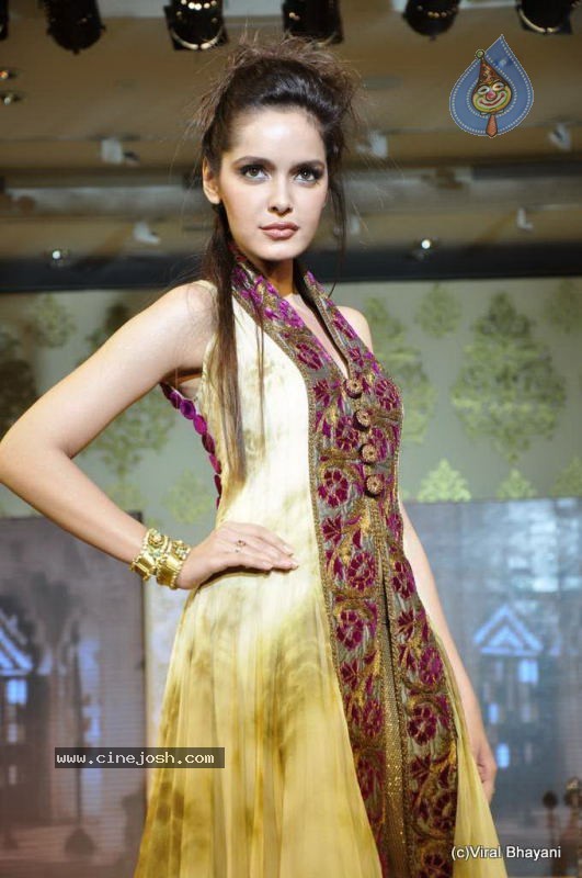 Bolly Celebs Ramp Walk at Mijwan Show - 40 / 138 photos