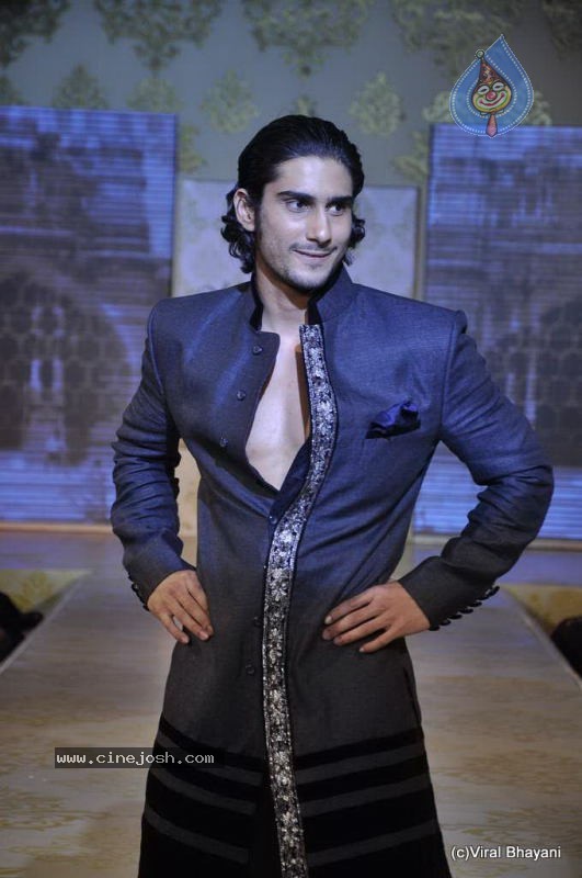 Bolly Celebs Ramp Walk at Mijwan Show - 41 / 138 photos