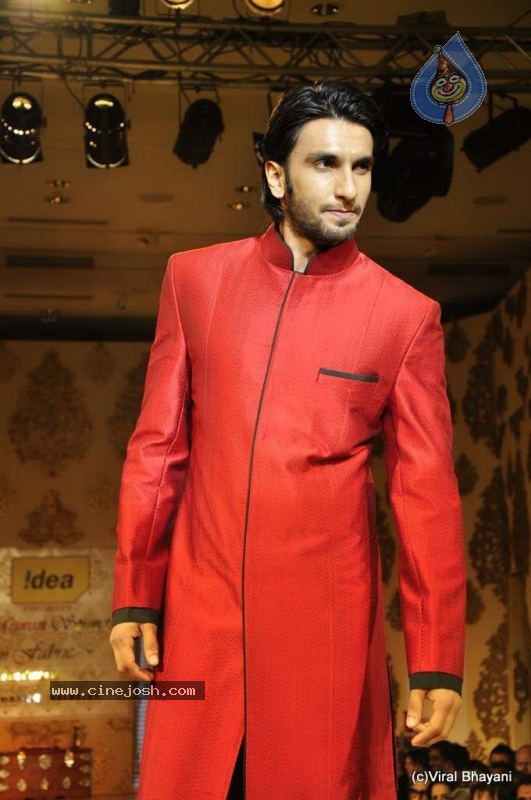 Bolly Celebs Ramp Walk at Mijwan Show - 43 / 138 photos