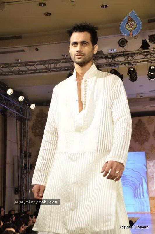 Bolly Celebs Ramp Walk at Mijwan Show - 46 / 138 photos