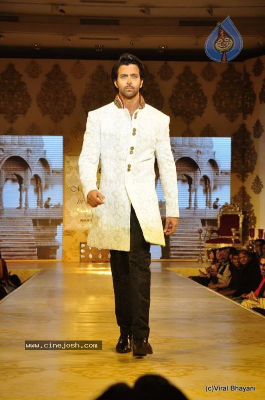 Bolly Celebs Ramp Walk at Mijwan Show - 55 / 138 photos
