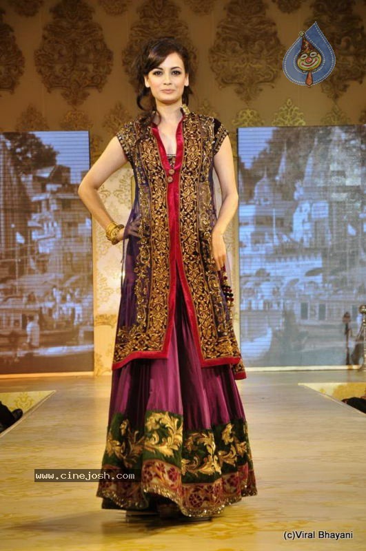 Bolly Celebs Ramp Walk at Mijwan Show - 62 / 138 photos