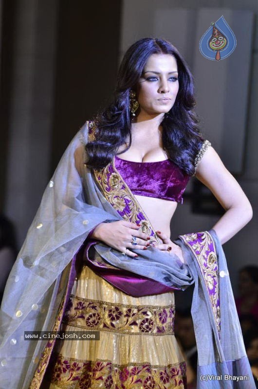 Bolly Celebs Ramp Walk at Mijwan Show - 63 / 138 photos