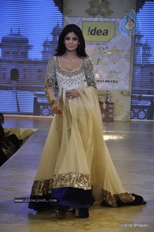Bolly Celebs Ramp Walk at Mijwan Show - 74 / 138 photos