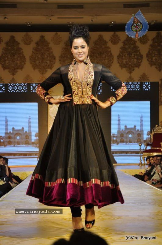 Bolly Celebs Ramp Walk at Mijwan Show - 75 / 138 photos
