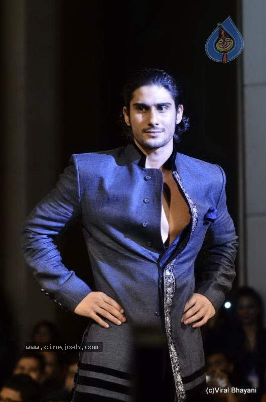 Bolly Celebs Ramp Walk at Mijwan Show - 80 / 138 photos