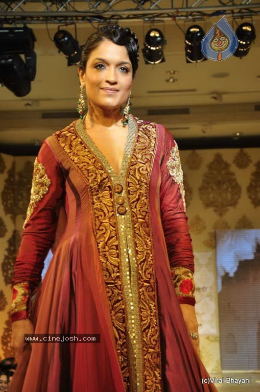 Bolly Celebs Ramp Walk at Mijwan Show - 88 / 138 photos