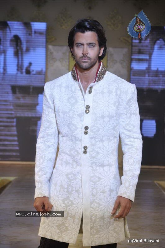 Bolly Celebs Ramp Walk at Mijwan Show - 89 / 138 photos