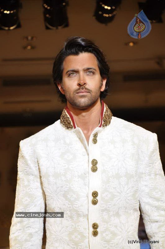 Bolly Celebs Ramp Walk at Mijwan Show - 98 / 138 photos