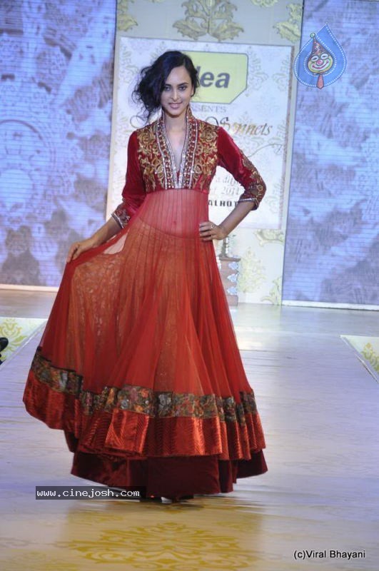 Bolly Celebs Ramp Walk at Mijwan Show - 120 / 138 photos