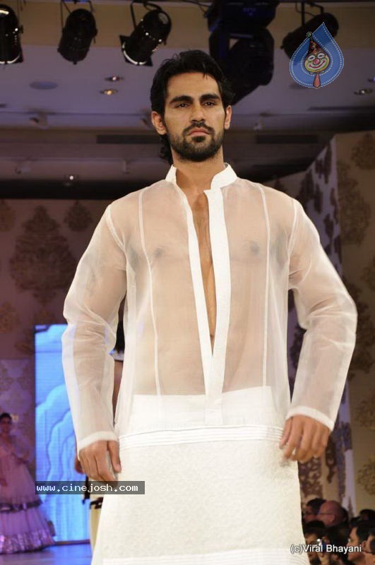 Bolly Celebs Ramp Walk at Mijwan Show - 126 / 138 photos