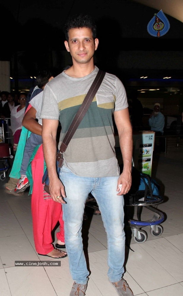 Bolly Celebs Snapped at Airport - 1 / 26 photos